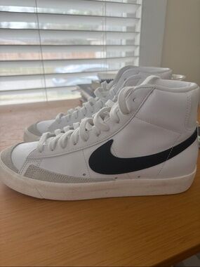 Nike Blazer Mid 77  Sneakers size 9